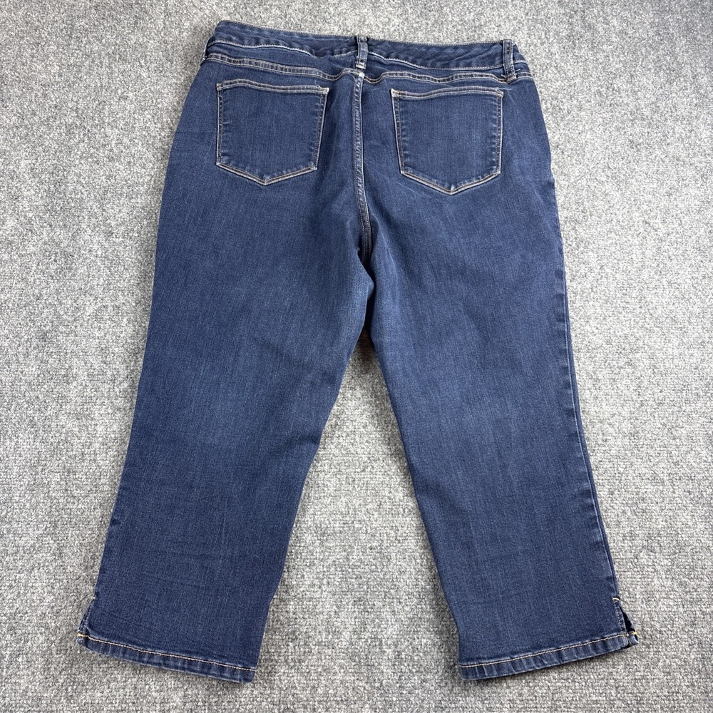 St. John's Bay Women's Plus Size 16W Denim Capri Pants Medium Wash Stretch - Picture 7 of 7